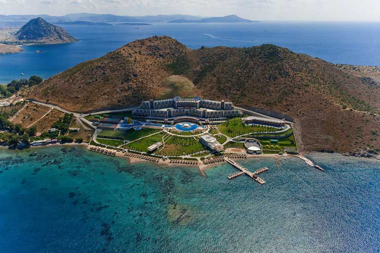 Kefaluka Resort havuz alanı